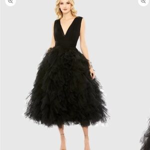 Mac Duggal Black V-Neck Tulle Midi Dress
Size 10. Fits like an 8.